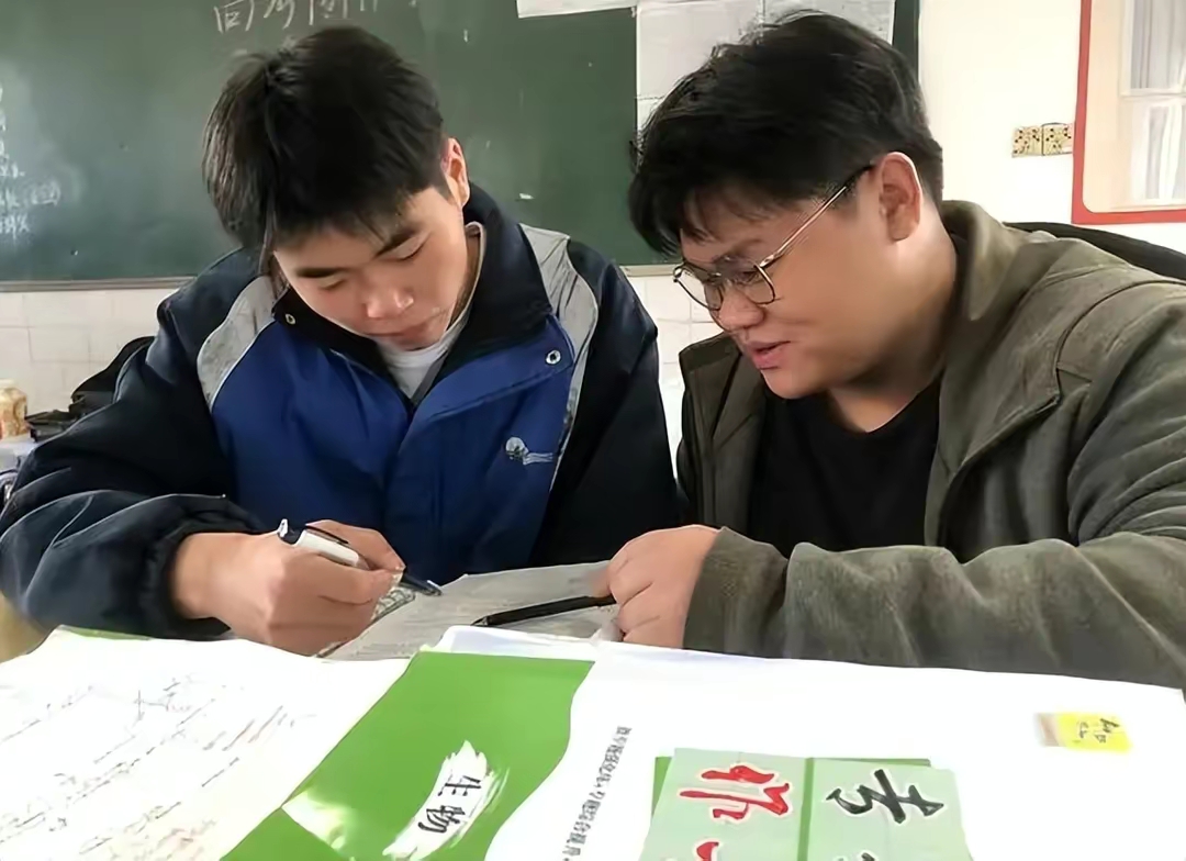 男生照顾瘫痪10年的同学,一男孩照顾轮椅同学十年