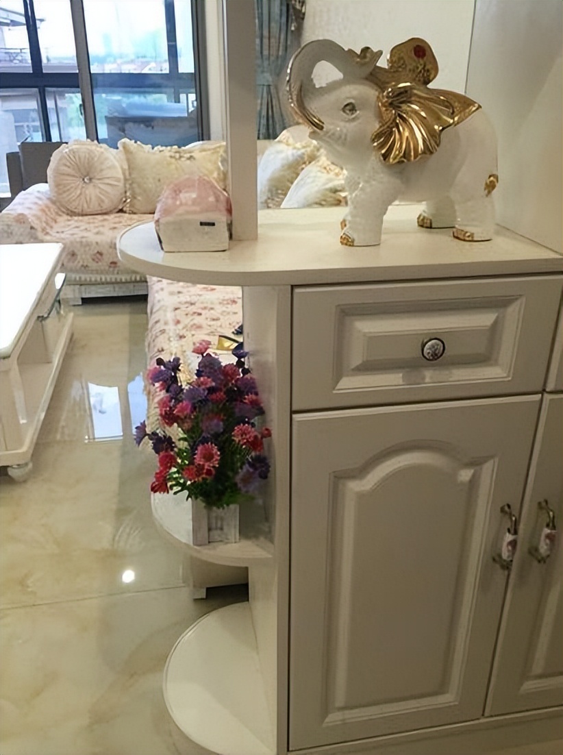 新房装修完毕，120平花了25万，客厅却被小姑子的十字绣毁了