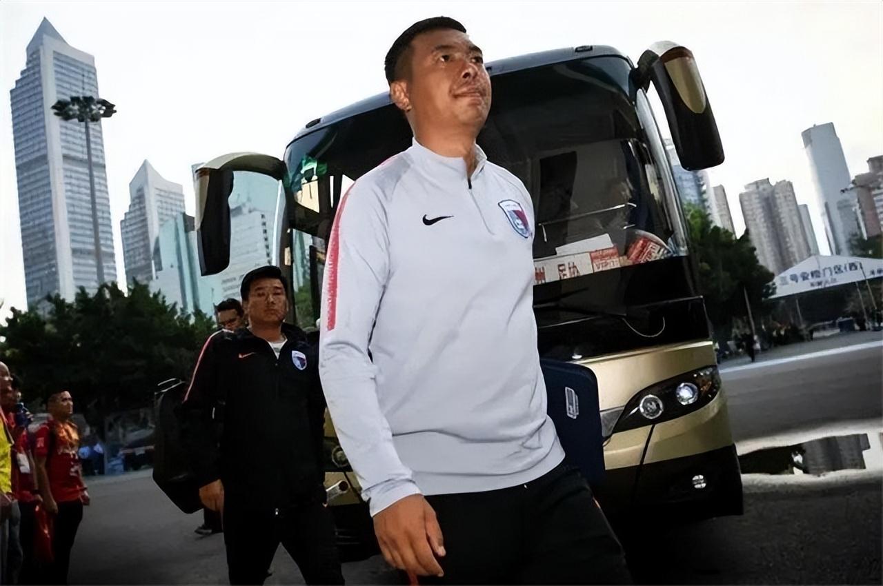 徐亮被外援抢任意球,徐亮评价赵本山足球