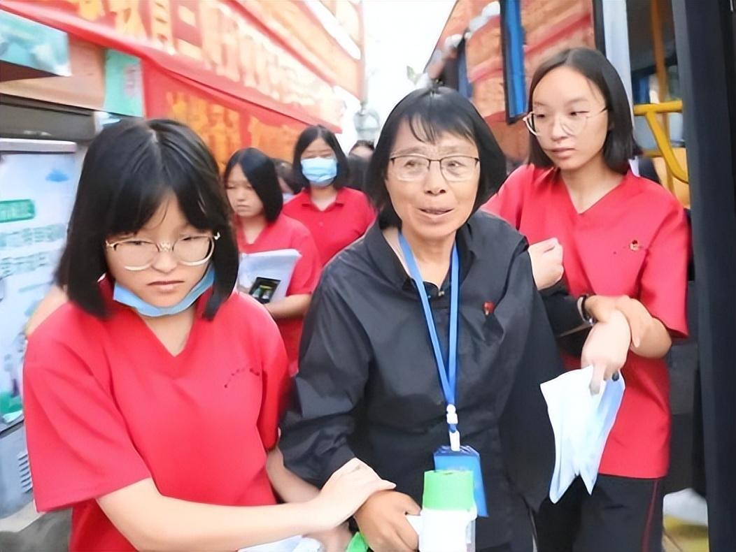 女校长张桂梅孩子都考清华北大吗,女高校长张桂梅连续12年送考