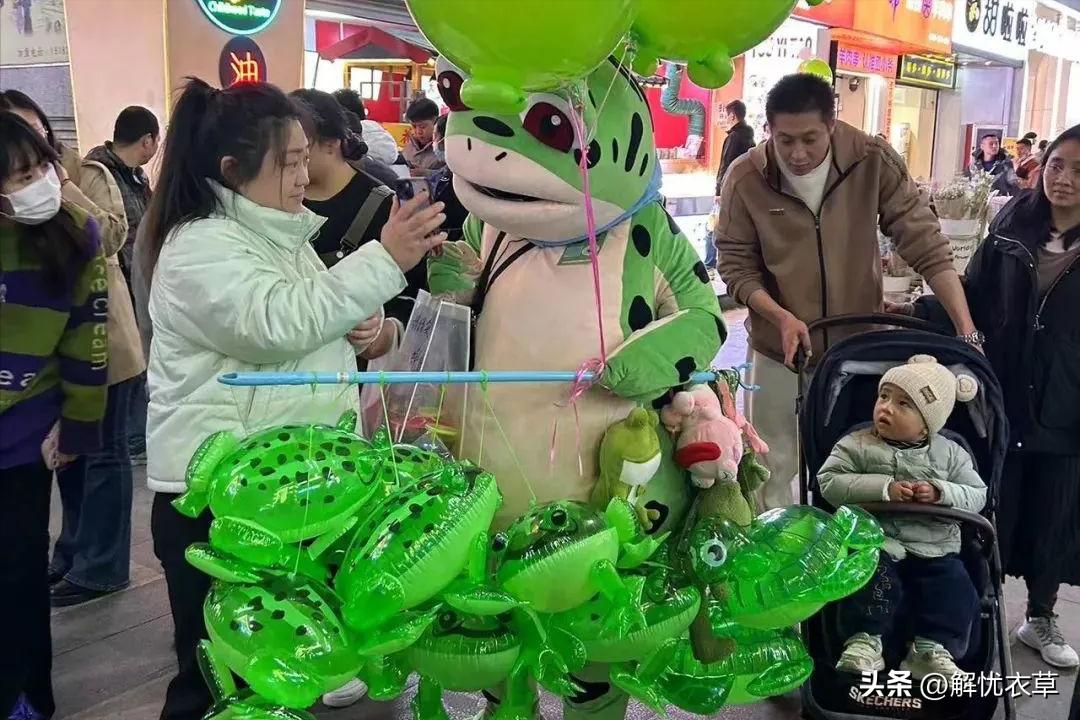 上海网红卖崽青蛙遭城管呵斥制止,网红卖崽青蛙上海被驱逐