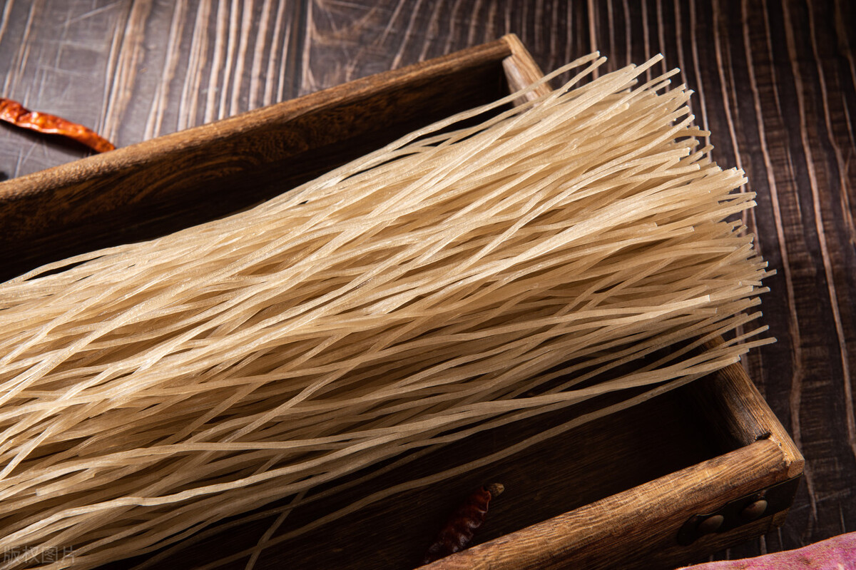 怎么辨别真假红薯粉条,粉条用打火机烧能辨别真假吗