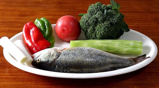 鲫鱼草鱼鳊鱼鲈鱼哪个刺少好吃,鲈鱼怎样做鱼不腥又好吃