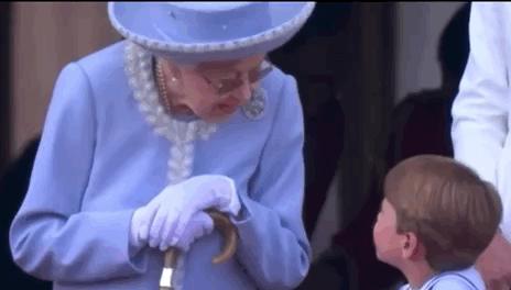 英国女王登基庆典凯特赢很大？纯白穿搭迷人优雅，带萌娃站C位