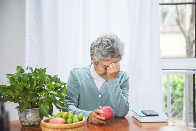 她积蓄15万带孙儿9年，偶然看到儿媳手机里的网购记录，伤心回家