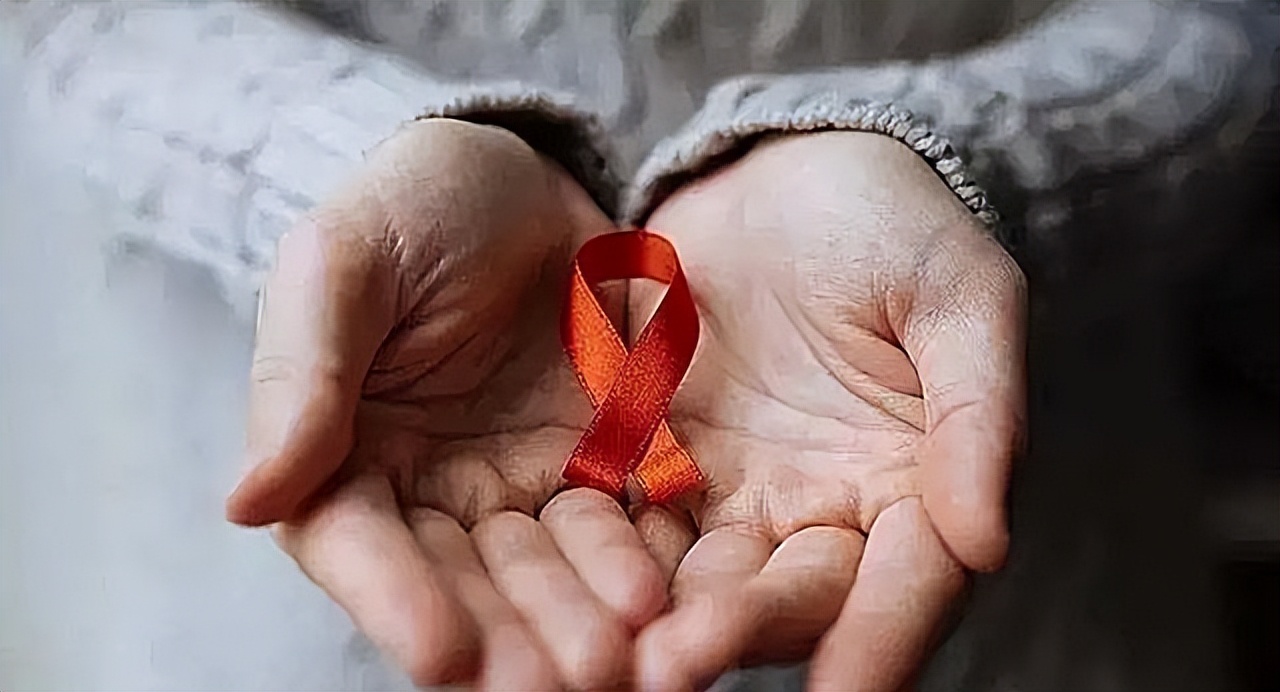 80岁老头艾滋病传染给老婆,艾滋病老年患者应不应该和家人讲