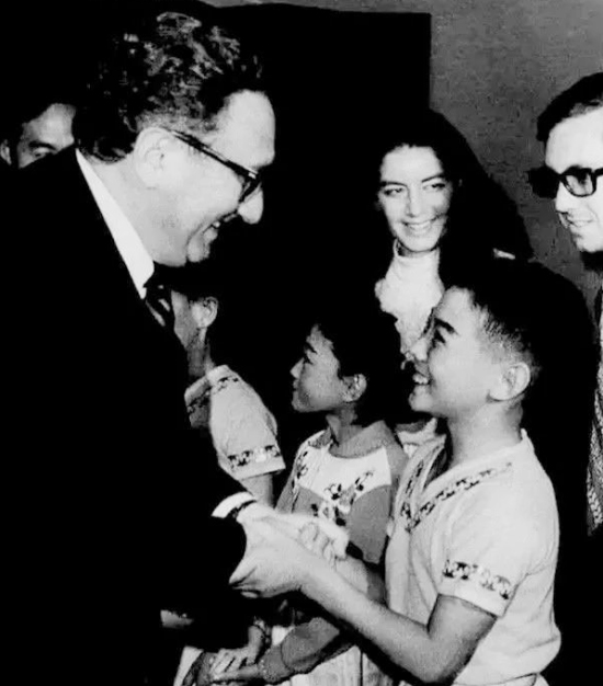 基辛格小时候相片,基辛格与中国儿童