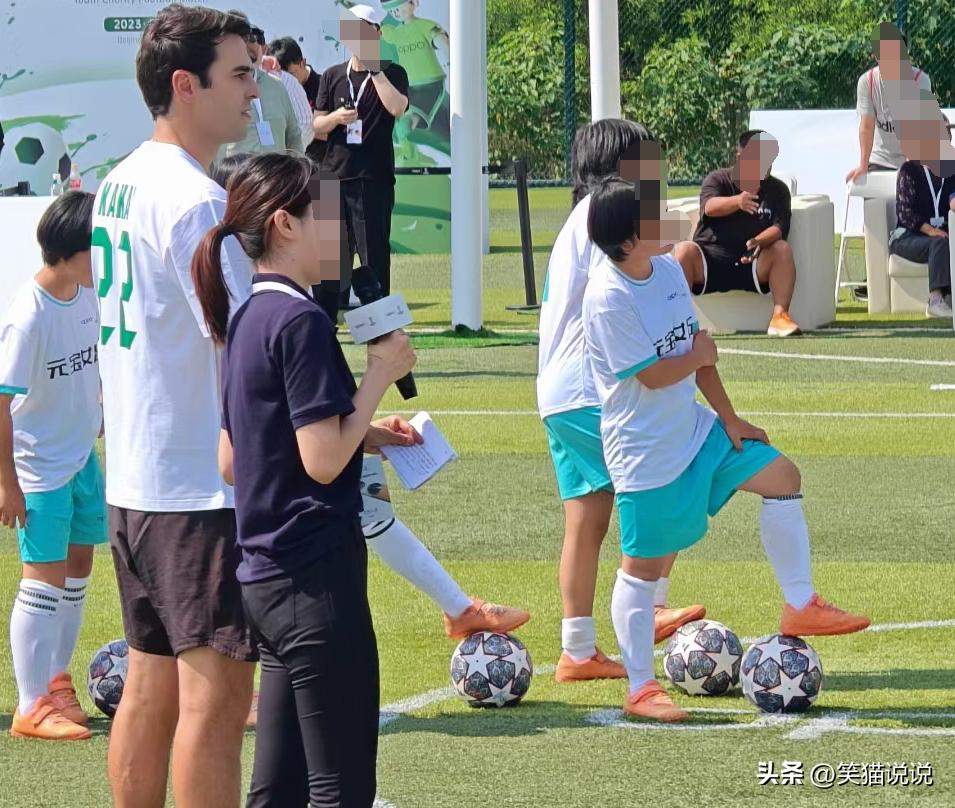 41岁卡卡现身北京活动：身材健壮状态佳，笑容灿烂好贵气