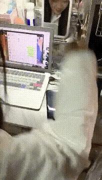 轻松一刻：这样的破电脑，收废品的竟然出价500块钱收，真是疯了