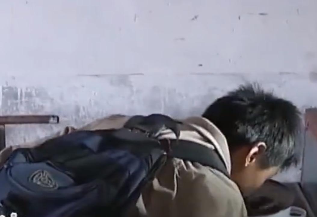 江西14岁男孩10年间，每天强迫自己喝30斤水，医生：必须这样喝水