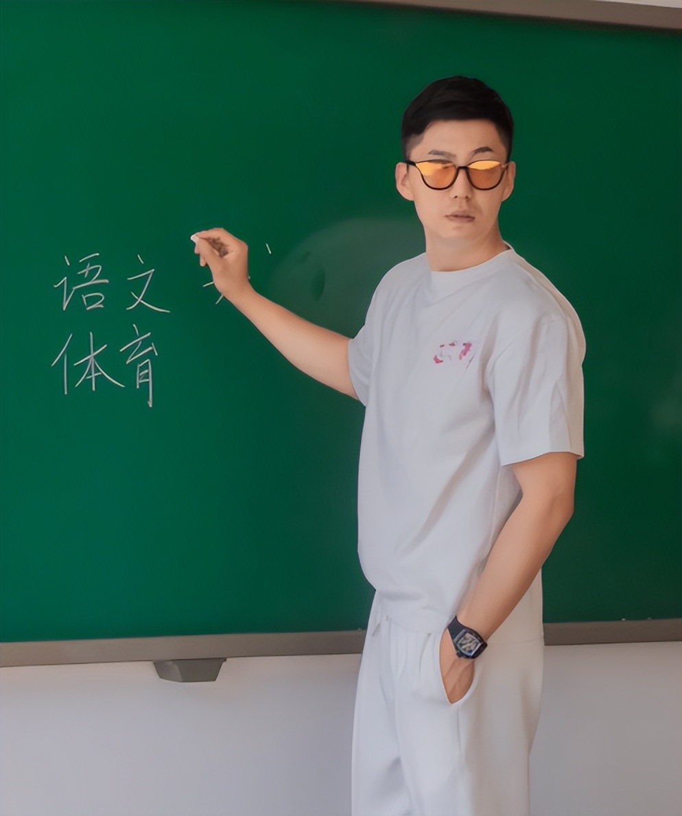通化师院一老师,堪称翻版“黄景瑜”,明明可以靠颜值偏要靠实力