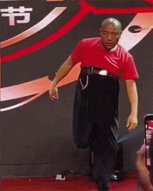 “24岁的女友发育成这样算正常吗？”哈哈哈朋友都说她是我兄弟！