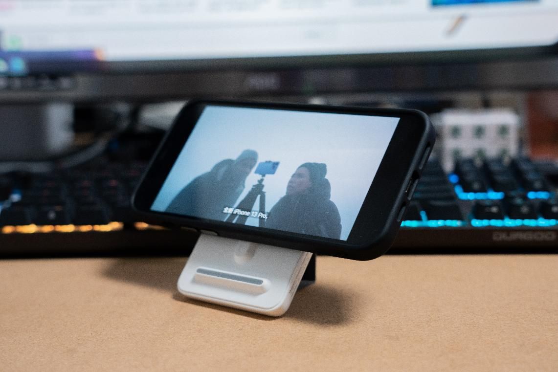 65w磁吸充电宝带支架,一款简约的磁吸充电宝还可当支架