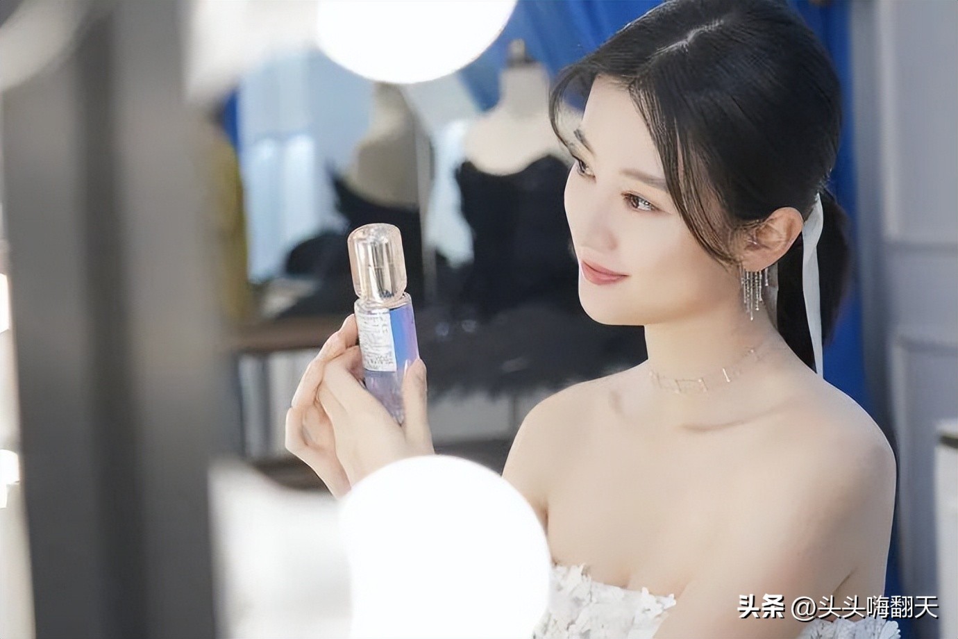 乔欣穿白色吊带裙仙气飘飘,乔欣抹胸白裙浪漫优雅写真