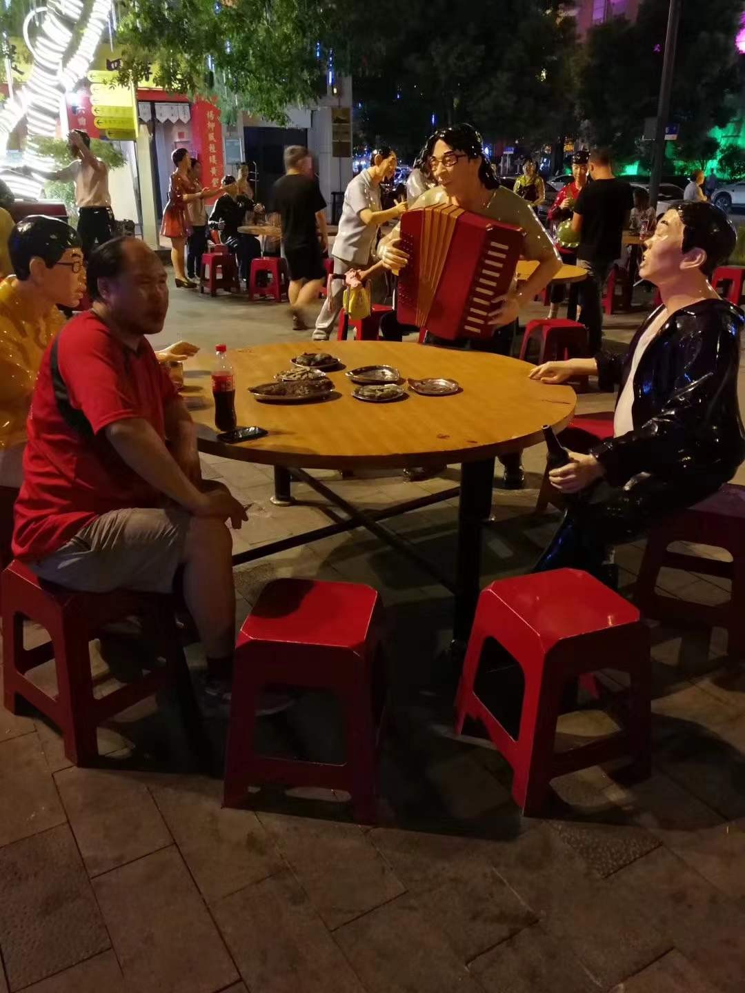 据说武汉的夜生活就是从吉庆街开始的，可现在已经变成了城市毒瘤