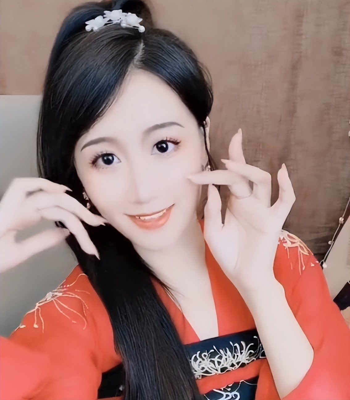 “天下第一舞指”密加：全网最会挣钱的一双手，一场直播赚200万