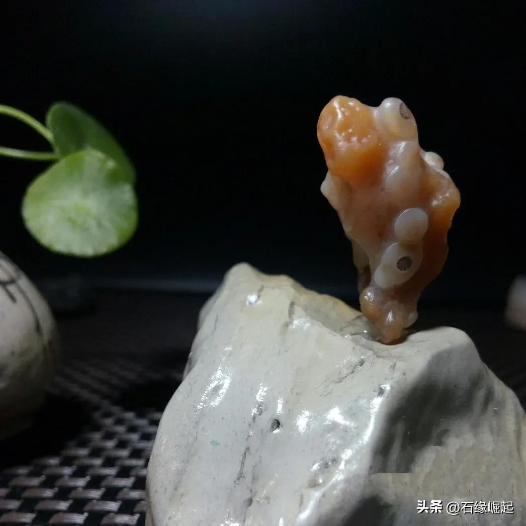 一块小小的石头也能让你这么开心 (一块小小的石头怎么敢这么滑)