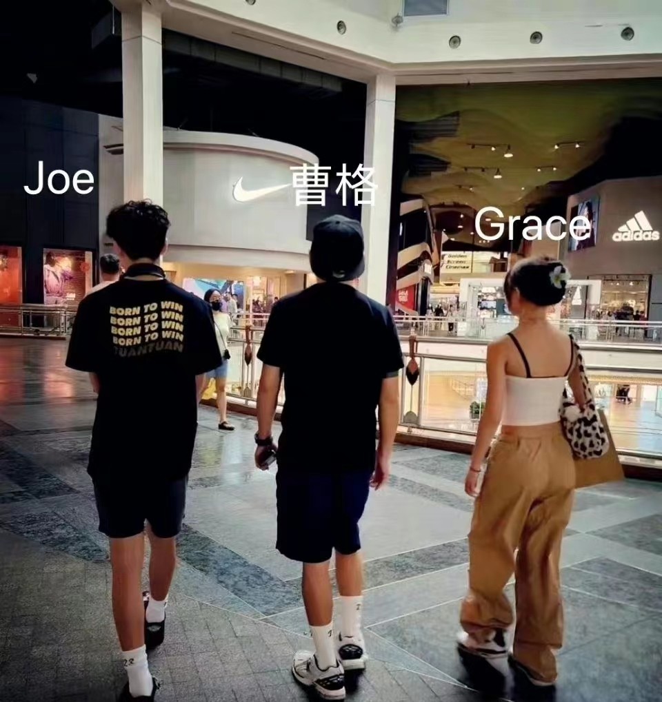 曹格带一对儿女逛街,女儿身段像妈打扮前卫,14岁儿子身高近1米8