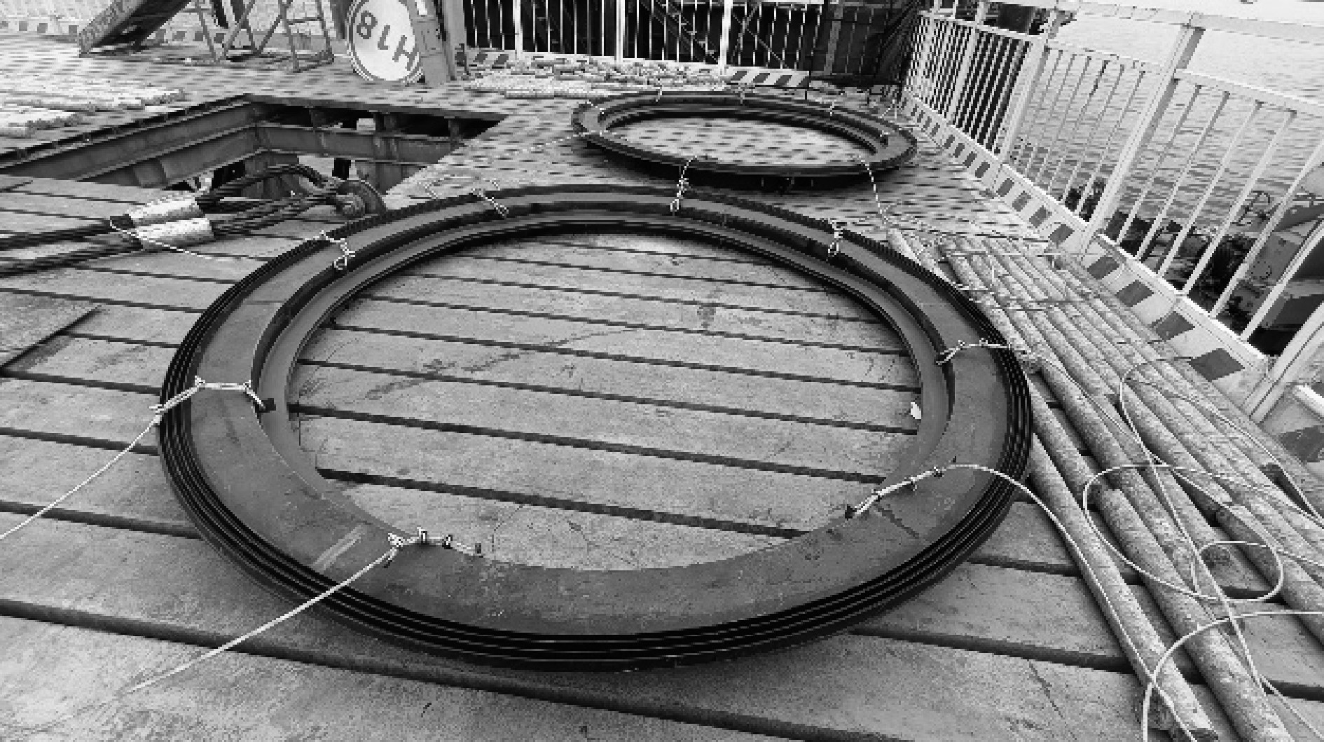 大型预制墩台安装分离式柔性止水结构施工