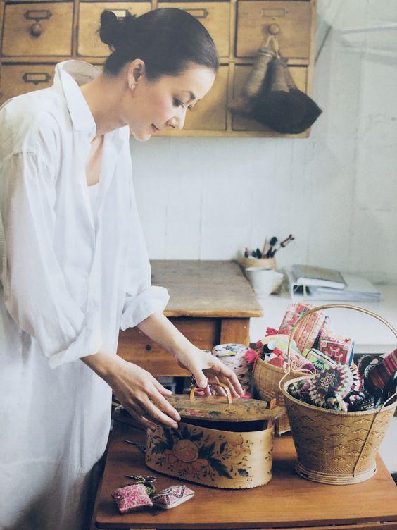 50岁女士头发稀少怎么扎好看,50多岁的短头发扎什么样子好看