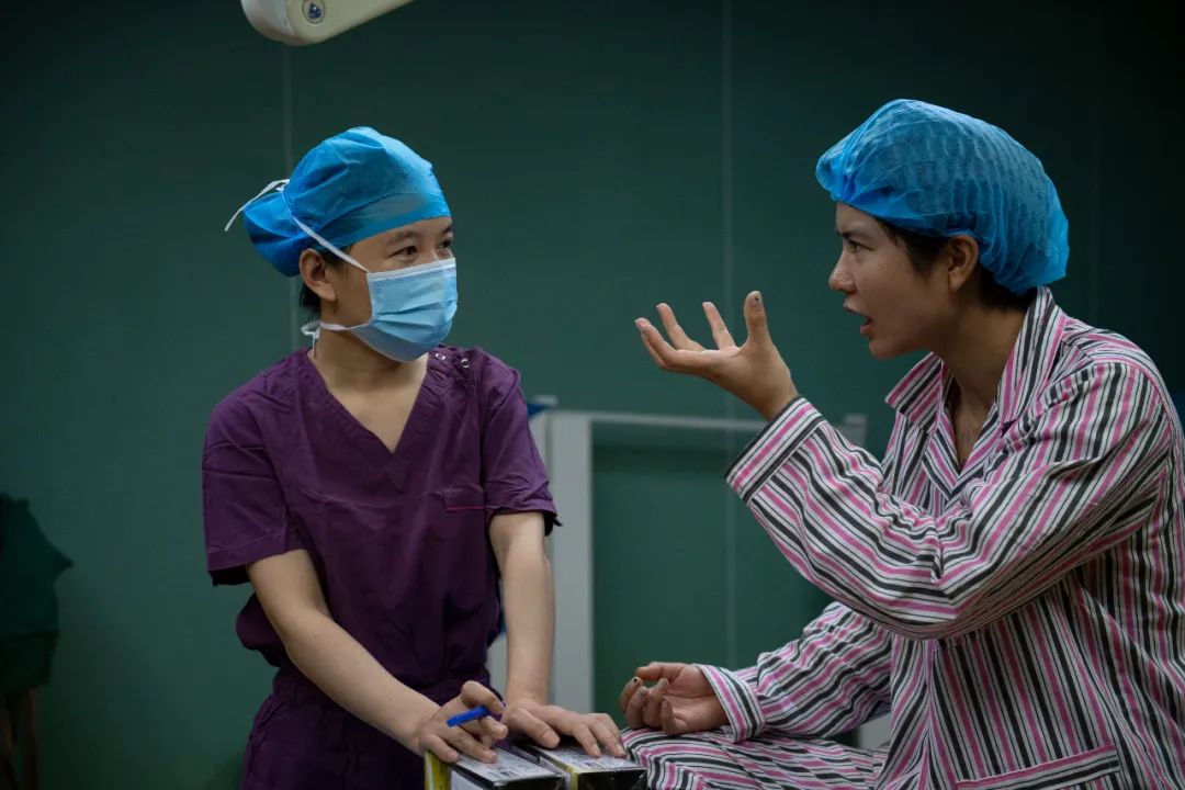 知名女演员想更具女人味接受隆胸手术，曾夺得拳击世界冠军