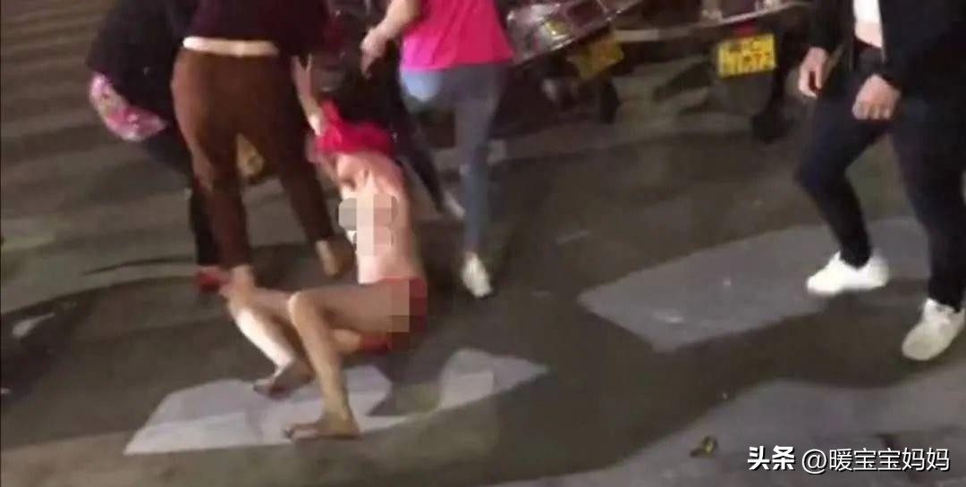 群殴小三，揪头发，强行拖拽至街上，