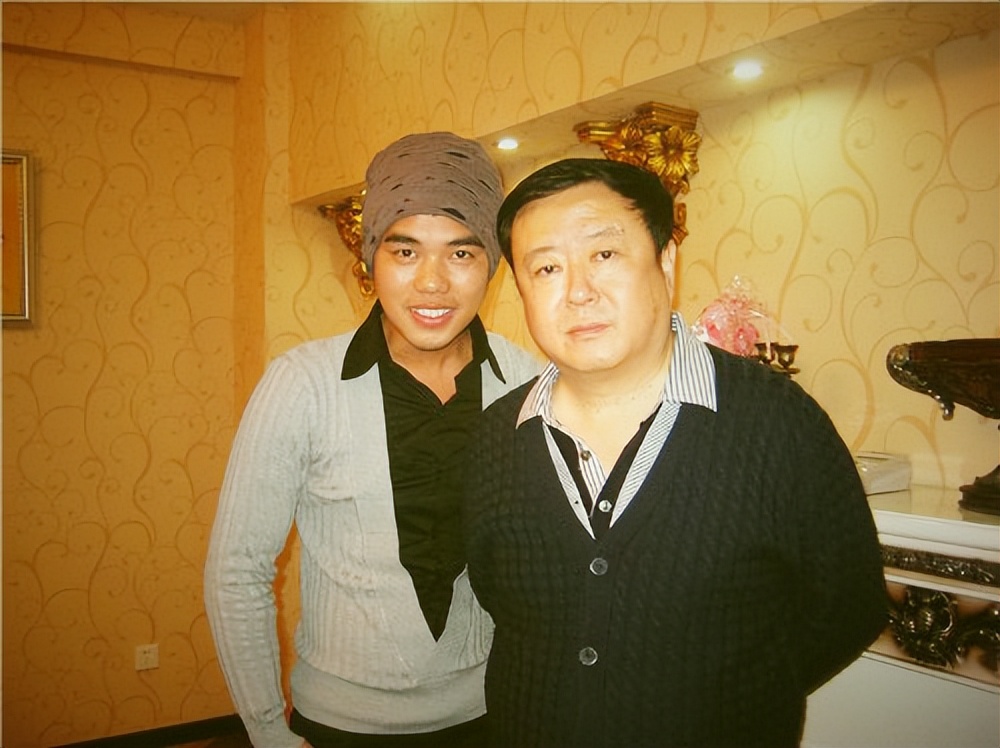 尤小刚与田歌离婚30年:他三婚娶小妻子64岁做父亲,她至今单身