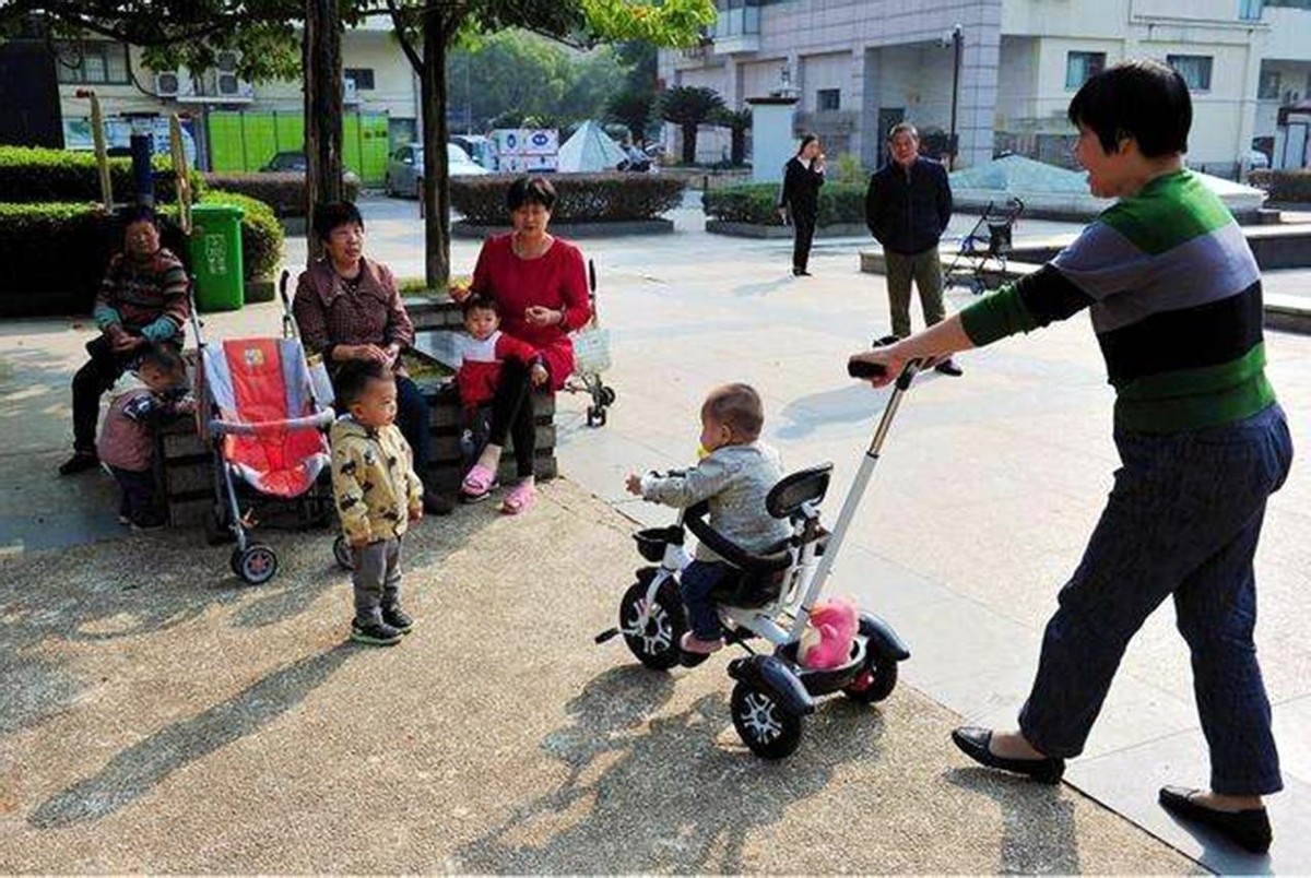 外国游客来到中国之后疑惑，为什么中国老人不用上班？