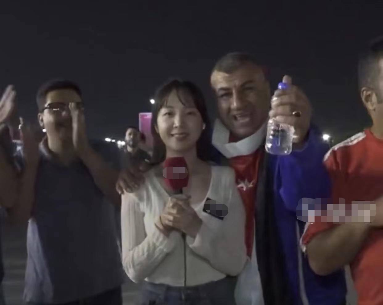韩国女记者直播遭球迷强搂,女主持人被观众调戏后续
