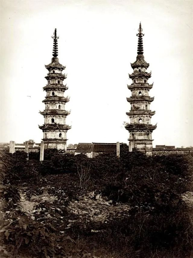 有宝塔的古钱币,古塔记载着历史的痕迹