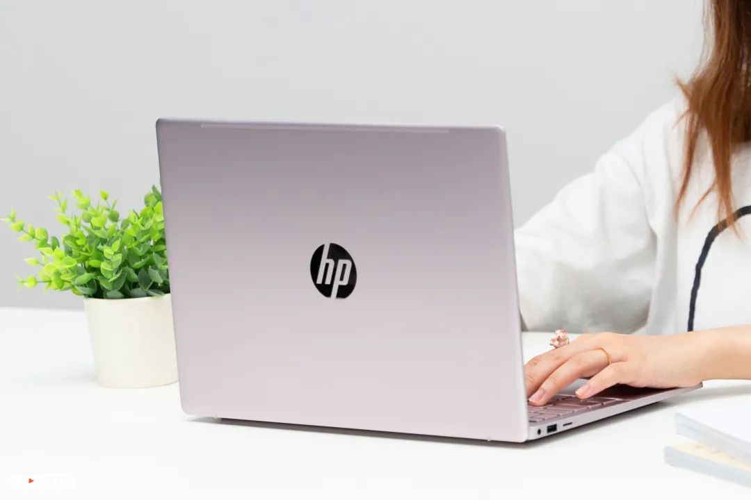 这样一台，出得了厅堂下得了厨房的本本，试问谁不爱呢