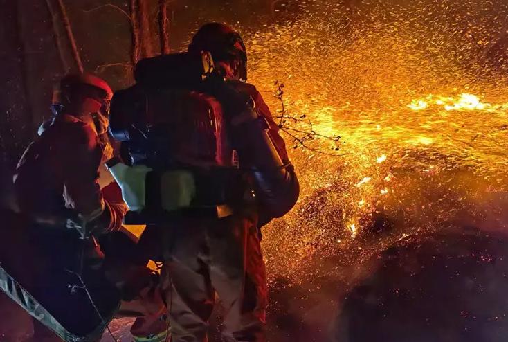 长沙女孩被困88小时被救,长沙获救女孩喝矿泉水