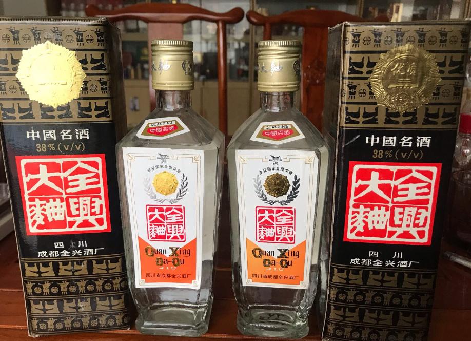 牛栏山明明是“酒精酒”，却能年销过百亿，究竟是谁在为它买单？