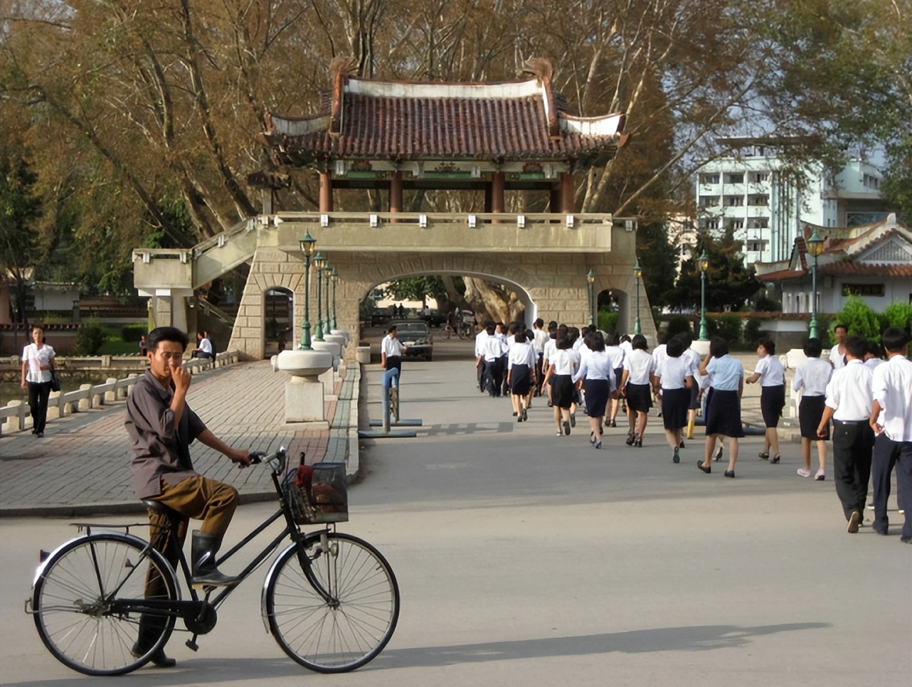 朝鲜骑摩托车的都是什么人,朝鲜老百姓都是骑自行车吗