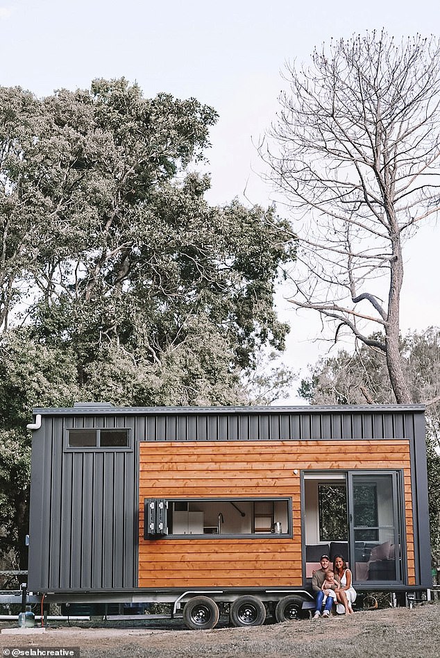 因租房太贵，2年时间，这个4口之家生活在“带轮子”的家中