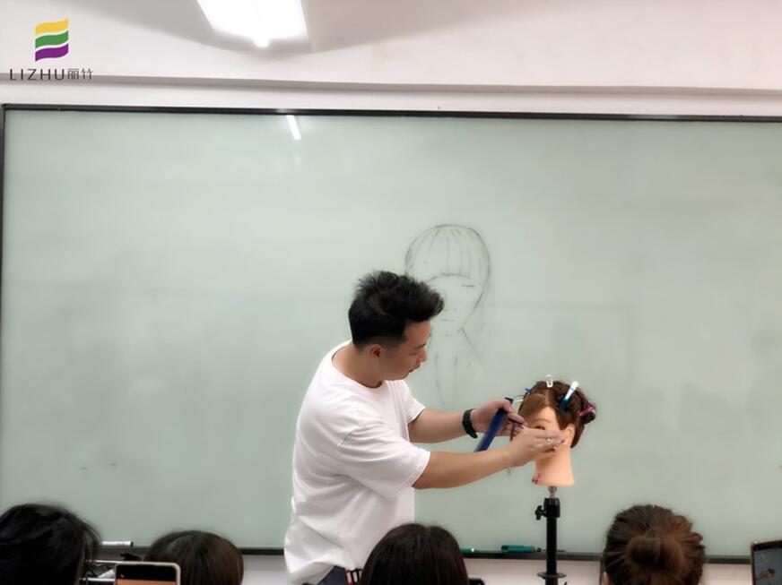 刘海出油怎么解决？南宁教理发的学校教你方法