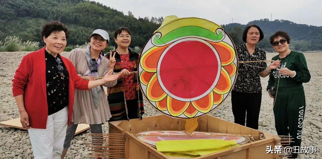 巨龙腾飞风筝的放飞现场,260米长风筝