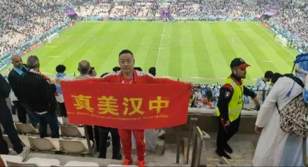 球迷王子李强先生在卡塔尔世界杯足球赛场传播汉文化展示新形象