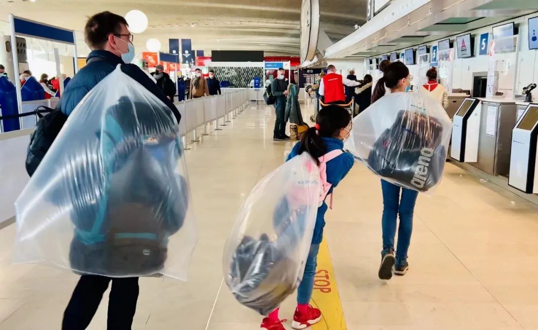 去芬兰看极光，见圣诞老人，路上却丢失行李，差点被锁地牢