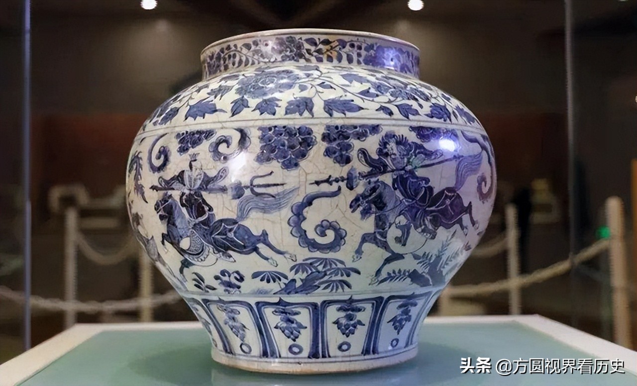 工地挖出骨灰罐，众人敬而远之，员工拿回家养花，十年后成为国宝