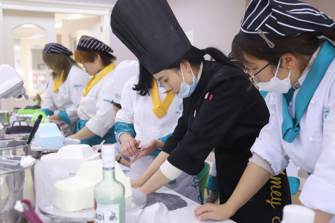 西点烘焙适合什么人,女生学西点烘焙都有哪些优势