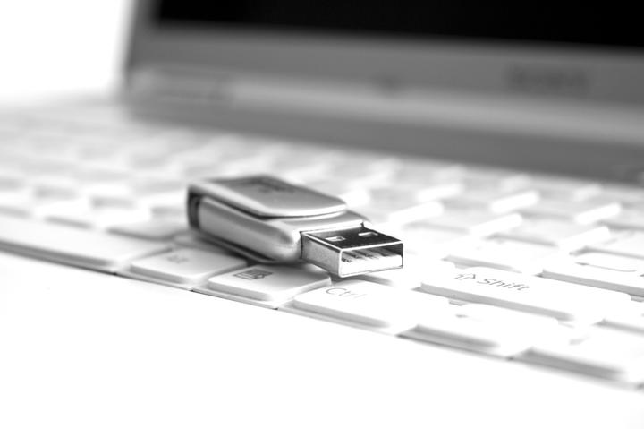 怎样把u盘复制到电脑上,u盘插入电脑无法复制文件