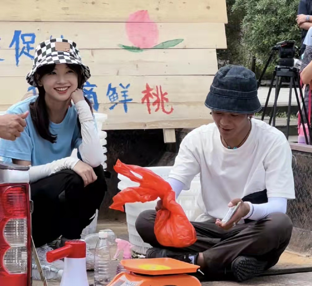 王冰冰丁真街头卖桃，席地而坐汗直流，每人限购五个两小时全卖光