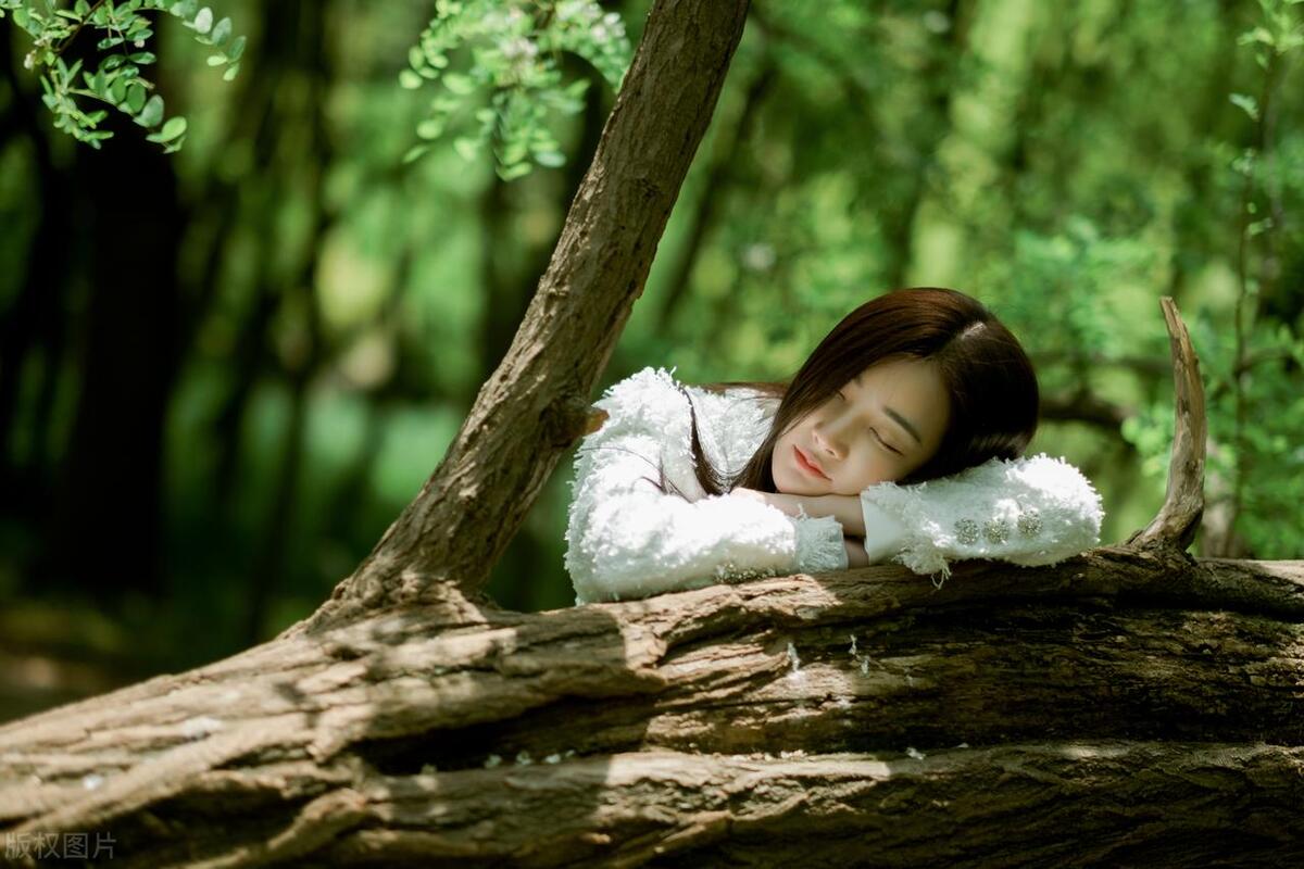 异性要求你主动发信息,异性向你示好是什么意思