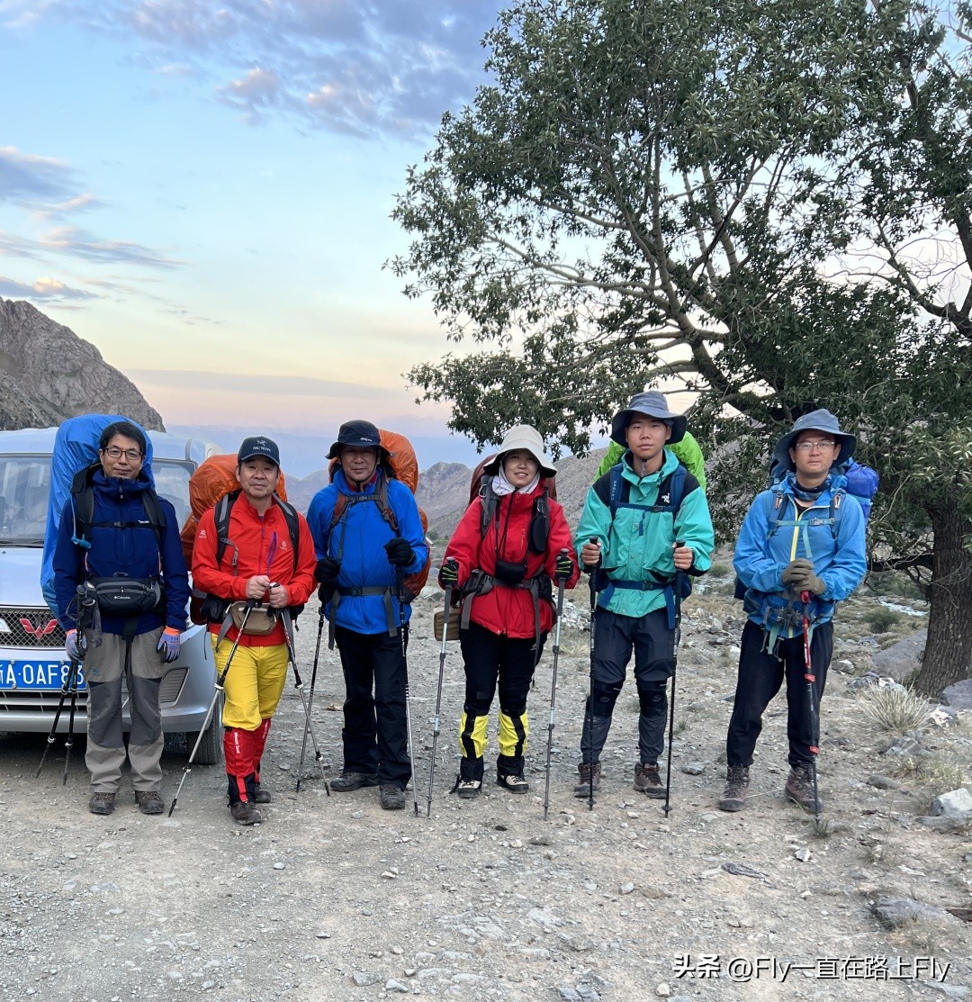 穿越博格达峰脚下冰湖之旅,徒步穿越新疆博格达峰