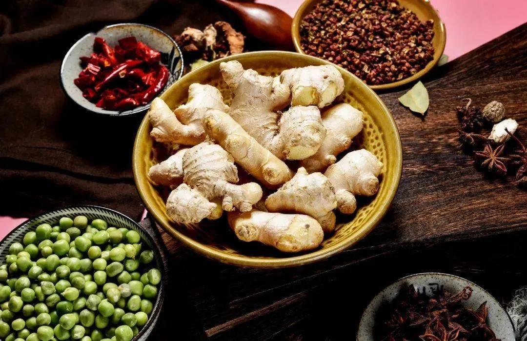 手脚冰凉每天炒菜吃姜改善,小孩手脚冰凉做饭能放点姜