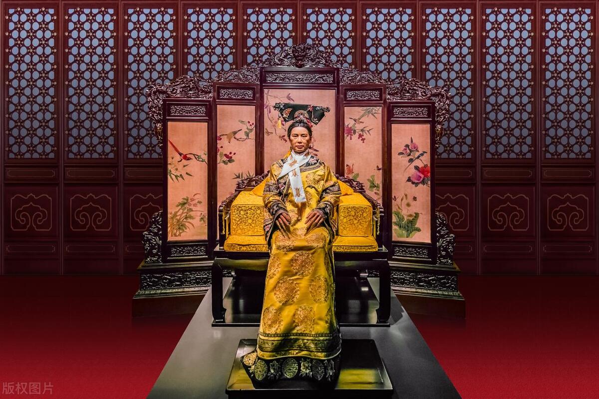 “这个开车的，怎么能坐在我前面呢？”慈禧不满地对司机训斥道