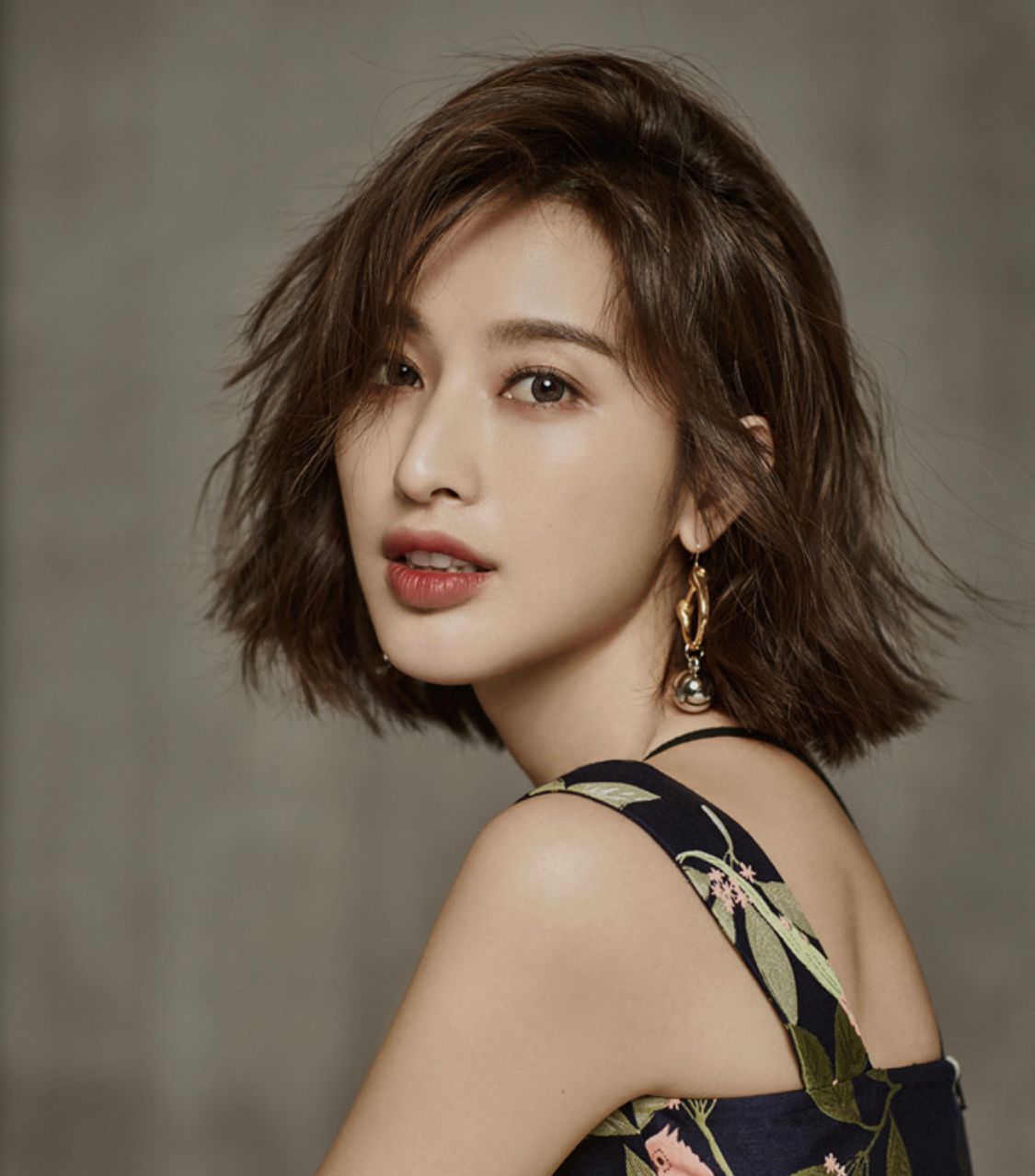 散着头发怎么扎好看明星同款,适合夏天扎的显得发量特别多发型