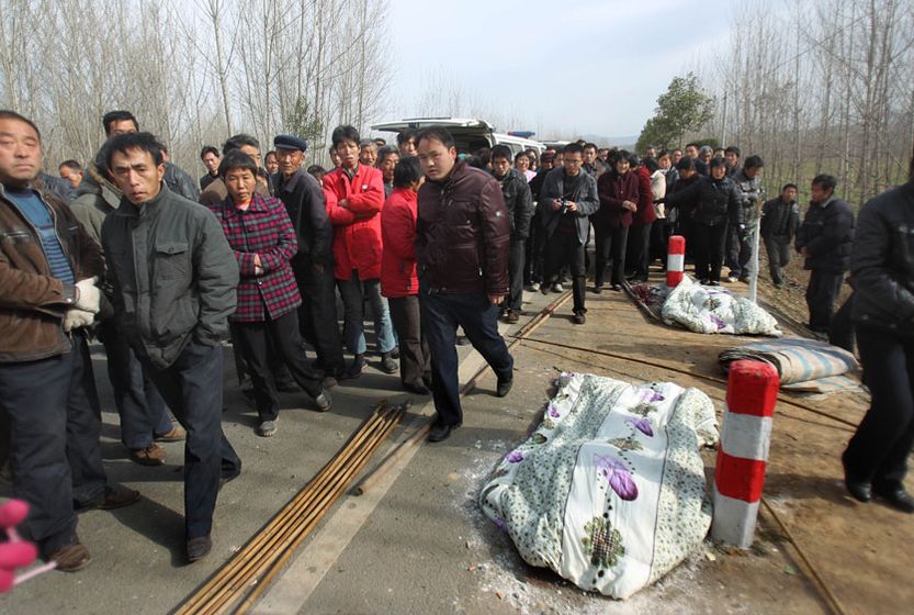 10年邮政局局长驾公车酒后约会女下属,将5名少年撞死,获赔23万