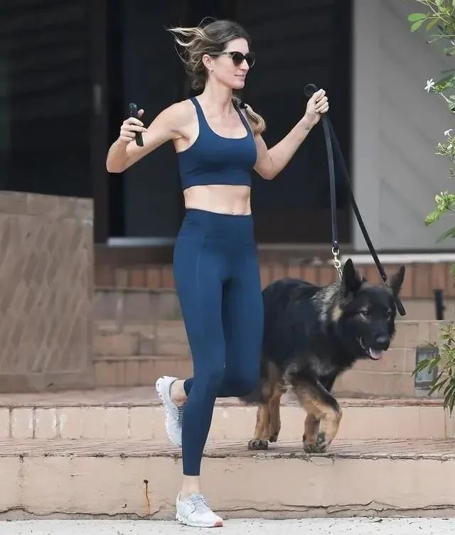 花141亿离婚后,52岁的她回春了